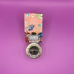 WINKY LUX Peach Floral Vitamin C Exfoliator with Gold Compact
